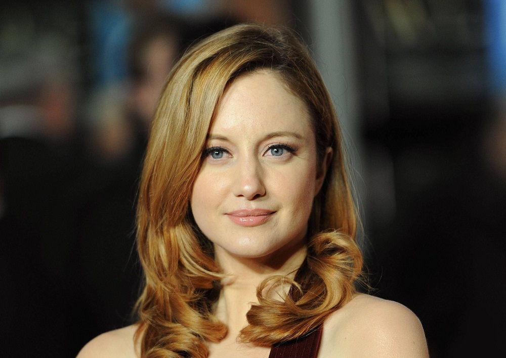 Andrea-Riseborough-Income