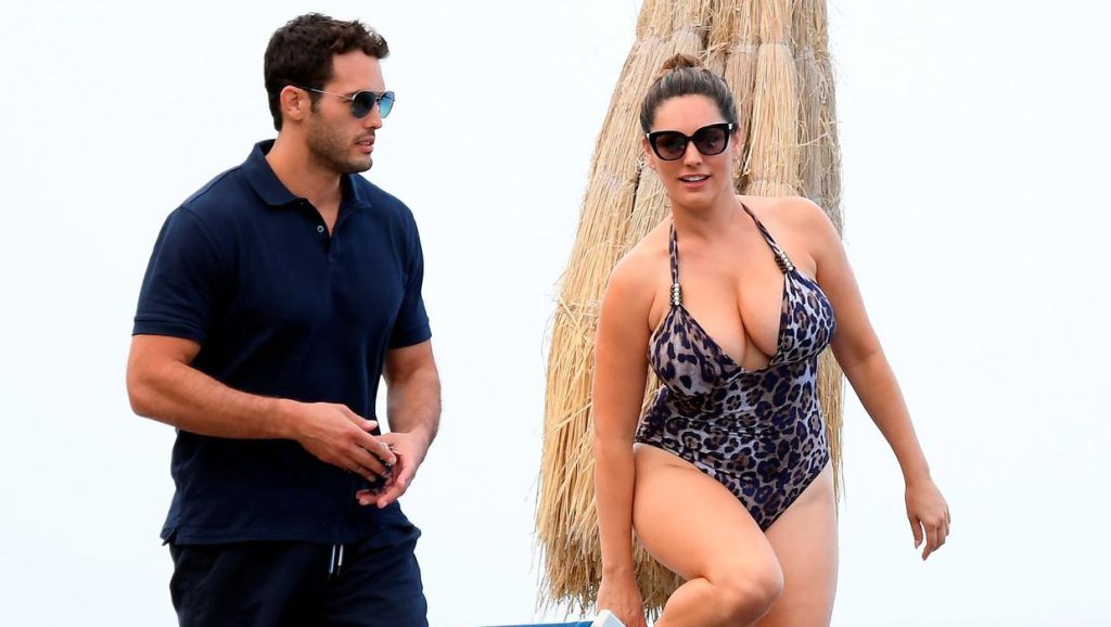 Kelly-Brook-Income