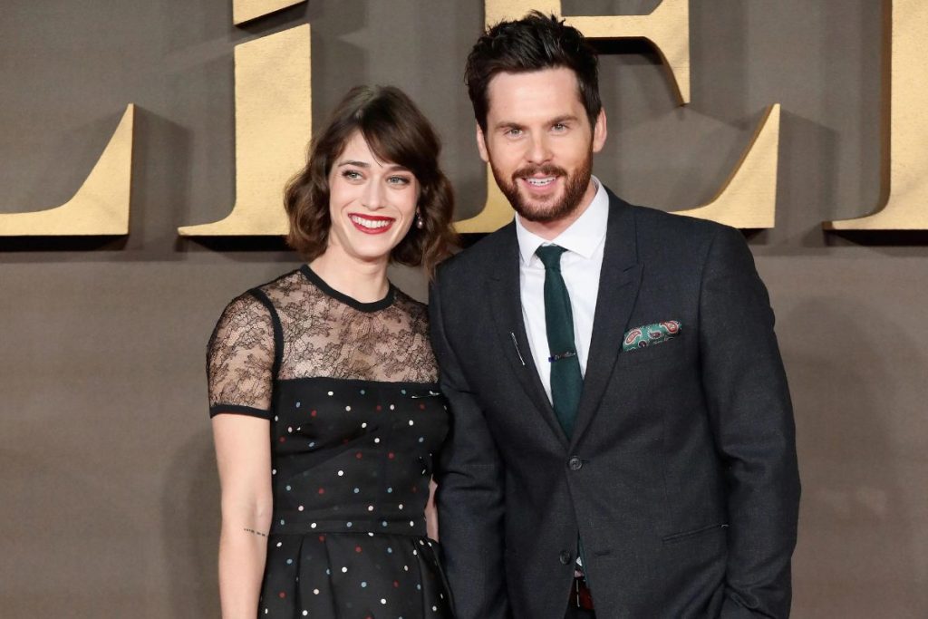Lizzy-Caplan-Income